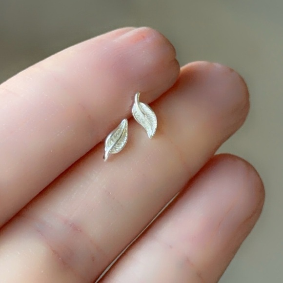 Sterling Silver Leaves Ear Stud - Picture 11 of 11